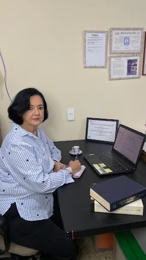 Dra. Luzia Azevedo trabalhando em seu escritório